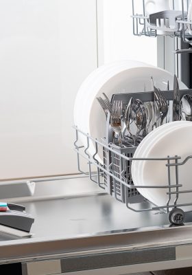 Открытая загруженная посудомоечная машина II